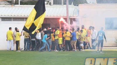 אוהדי בית&qout;ר פורצים לאימון (גיא בן זיו)