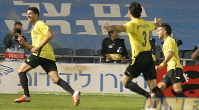 עזריאל רץ באמוק לאחר השער השני (משה חרמון) עזריאל רץ באמוק לאחר השער השני (משה חרמון)