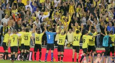 שחקני בית&qout;ר הולכים להודות לקהל (משה חרמון) שחקני בית&qout;ר הולכים להודות לקהל (משה חרמון)