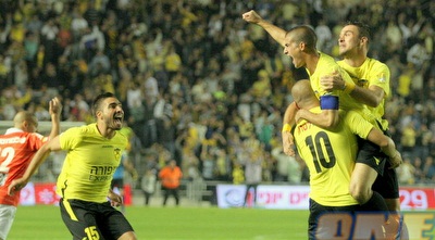 בן שושן חוגג את הראשון עם החברים (משה חרמון) בן שושן חוגג את הראשון עם החברים (משה חרמון)