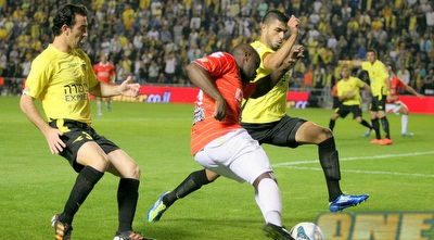 תמוז מנסה להעביר כדור (משה חרמון) תמוז מנסה להעביר כדור (משה חרמון)