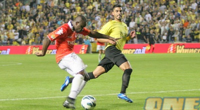 תמוז בועט לעבר השער (משה חרמון) תמוז בועט לעבר השער (משה חרמון)