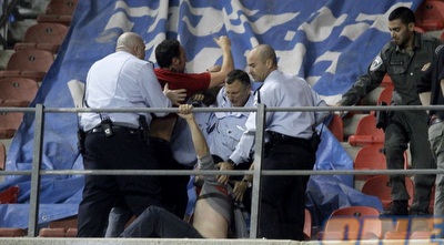 המשטרה עוצרת אוהד בטדי (יוסי ציפקיס)