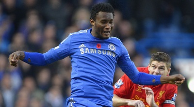 ג´ון אובי מיקל לפני סטיבן ג´רארד (רויטרס) ג´ון אובי מיקל לפני סטיבן ג´רארד (רויטרס)