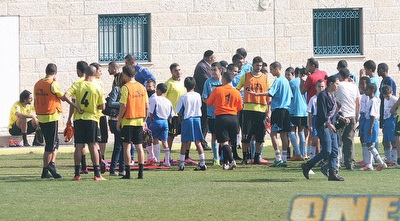 שחקני בית&qout;ר והילדים באימון (גיא בן זיו)