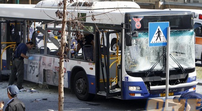 האוטובוס בזירת הפיגוע בתל אביב (רויטרס)