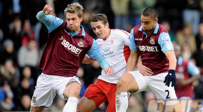 כריס כהן בין קובאץ´ וריד במפגש מול הקבוצה בה גדל (רויטרס) כריס כהן בין קובאץ´ וריד במפגש מול הקבוצה בה גדל (רויטרס)