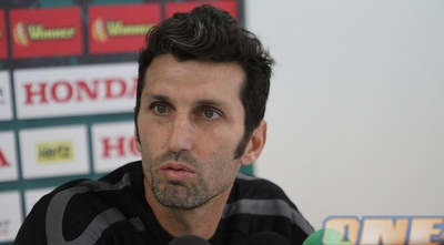 אריק בנאדו במהלך מסיבת העיתונאים (עמית מצפה)