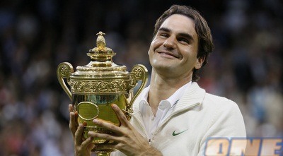 פדרר עם הגביע המוזהב של ווימבלדון (רויטרס)