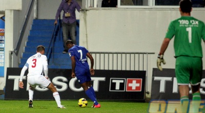 איתי ארקין משקיף על אפרים טקה וטל חן (ליאור טימור)