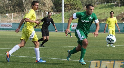 רועי עטר משתלט על הכדור (עמית מצפה) רועי עטר משתלט על הכדור (עמית מצפה)