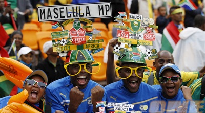 אוהדי דרום אפריקה תומכים בפיטר מסיללה (רויטרס)