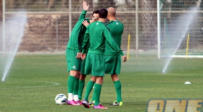 שחקני מכבי חיפה מחלקים &qout;כאפות&qout; לפילאבסקי (יניב גונן) שחקני מכבי חיפה מחלקים &qout;כאפות&qout; לפילאבסקי (יניב גונן)