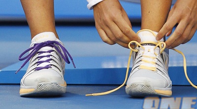 אזרנקה החליטה לגוון עם הצבעים של השרוכים (רויטרס) אזרנקה החליטה לגוון עם הצבעים של השרוכים (רויטרס)