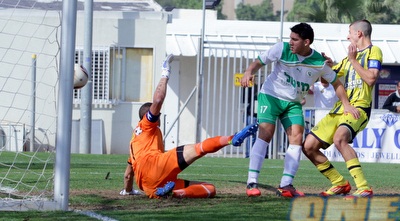 יואב גרפי משמיט, דור ג´אן רץ לכדור (יניב גונן)