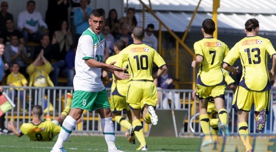 שחקני מכבי חוגגים עם דור ג´אן (יניב גונן)