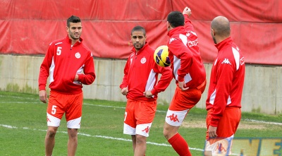 שחקני הפועל ת&qout;א באימון. מול אשדוד ב-19:30 (משה חרמון)