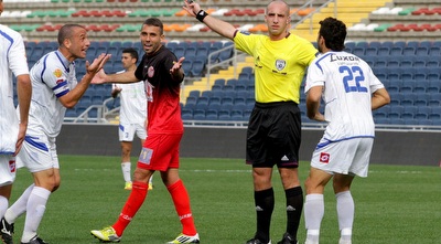 גומז ולוזון אחרי פסילת השער של מזרחי (יניב גונן) גומז ולוזון אחרי פסילת השער של מזרחי (יניב גונן)