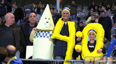 אוהדי מכבי מחופשים לטיל של לוגסי וה-0:4 בדרבי (יוסי ציפקיס)