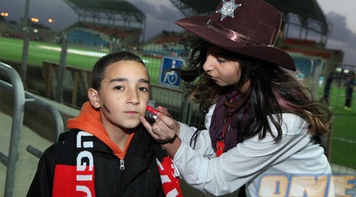 מאפרים את האוהדים בעכו לרגל פורים (עמית מצפה)