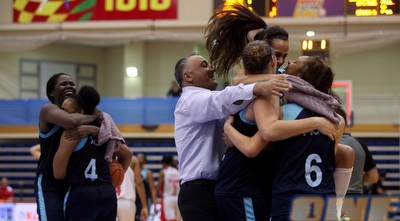 שחקניות פ&qout;ת בטירוף לאחר הבאזר (יוסי ציפקיס) שחקניות פ&qout;ת בטירוף לאחר הבאזר (יוסי ציפקיס)