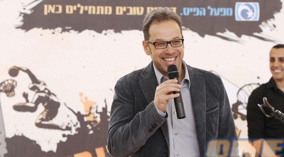 דרוקר נואם וצוחק, היום