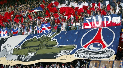 אוהדי פ.ס.ז´ בעוד אחת מהופעות העידוד שלהם (רויטרס) אוהדי פ.ס.ז´ בעוד אחת מהופעות העידוד שלהם (רויטרס)