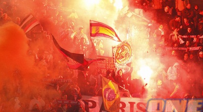 אוהדי פ.ס.ז´ מדליקים את הפארק דה פראנס. הלו, תיזהרו על הגג (רויטרס) אוהדי פ.ס.ז´ מדליקים את הפארק דה פראנס. הלו, תיזהרו על הגג (רויטרס)