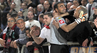 קנדיל חוגג עם האוהדים (עמית מצפה) קנדיל חוגג עם האוהדים (עמית מצפה)