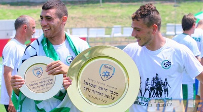שחקנים חוגגים עם הצלחת (משה חרמון)