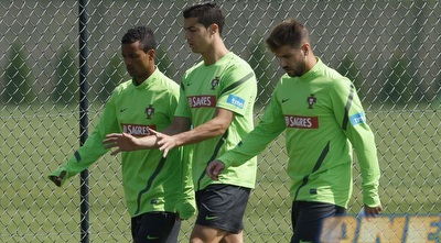 רונאלדו עם ולוסו ונאני במהלך היורו במלון (רויטרס)