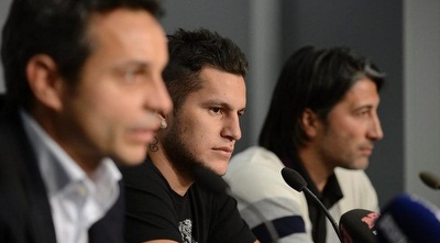 יאקין יחד עם בובאדייה והאסלר (האתר הרשמי) יאקין יחד עם בובאדייה והאסלר (האתר הרשמי)