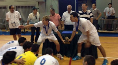 נבחרת הכדוריד מניפה את הגביע (איגוד הכדוריד)