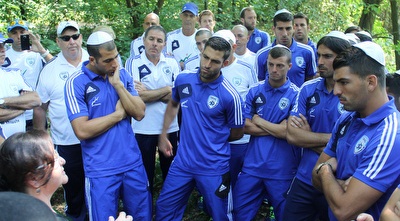 שחקני הנבחרת במהלך הביקור (ההתאחדות לכדורגל)