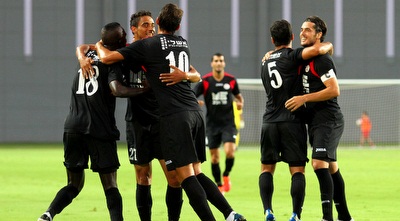 שחקני רעננה מברכים את ממאדו (שי לוי) שחקני רעננה מברכים את ממאדו (שי לוי)