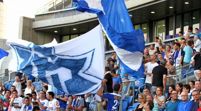 אוהדי מכבי פ&qout;ת מביעים תמיכה (שי לוי) אוהדי מכבי פ&qout;ת מביעים תמיכה (שי לוי)