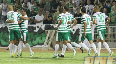 חן עזרא חוגג עם חבריו (עמית מצפה) חן עזרא חוגג עם חבריו (עמית מצפה)