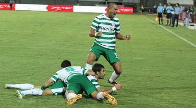 אלון תורג&acute;מן חוגג עם חבריו (עמית מצפה)