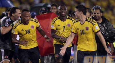 שחקני נבחרת קולומביה חוגגים את הניצחון (רויטרס)