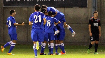 שחקני עכו חוגגים עם סיידר (שי לוי)