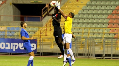 דודו גורש עולה לכדור גובה (שי לוי)