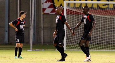 נווקמה, מורחק לאחר מרפק לפניו של משען  (שי לוי)