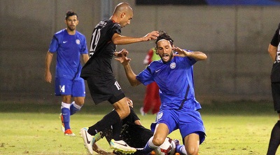 הגנת רעננה מתקשה לקחת לכהן את הכדור (שי לוי)