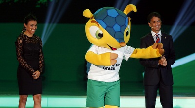 בבטו ומרתה מציגים את הקמע פולקו (רויטרס) בבטו ומרתה מציגים את הקמע פולקו (רויטרס)