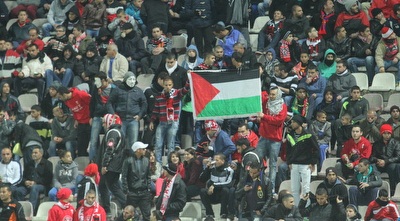 אוהדי בני סכנין עם דגלי פלסטין. התופעה תיעלם? (עמית מצפה)