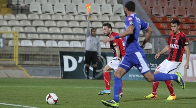 אבידור מביט על הכדור (עמית מצפה) אבידור מביט על הכדור (עמית מצפה)