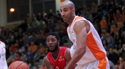 קאונסיל (משמאל). נקודת האור היחידה של הפועל (רדאד ג´בארה) קאונסיל (משמאל). נקודת האור היחידה של הפועל (רדאד ג´בארה)