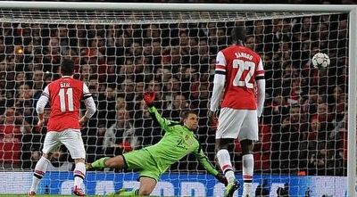 מנואל נוייר הודף את הפנדל של מסוט אוזיל (ONE) מנואל נוייר הודף את הפנדל של מסוט אוזיל (ONE)