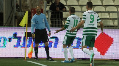 שחקני חיפה באים בטענות לקוון (עמית מצפה) שחקני חיפה באים בטענות לקוון (עמית מצפה)