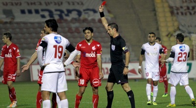 איתן שמואלביץ´ שולף כרטיס אדום (יניב גונן) איתן שמואלביץ´ שולף כרטיס אדום (יניב גונן)